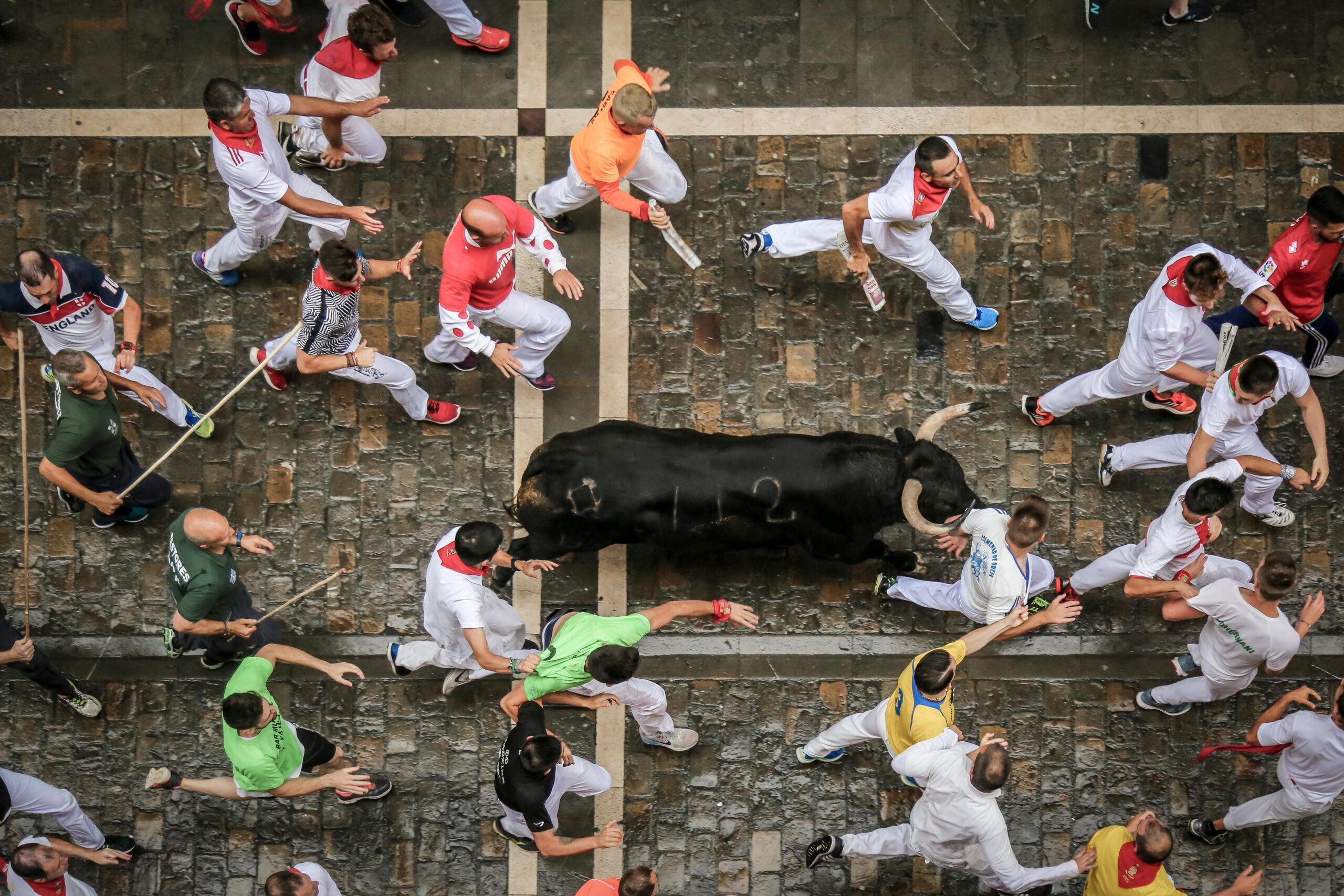 San Fermín – adrenalina, białe chusty i fiestowa dusza Pampeluny